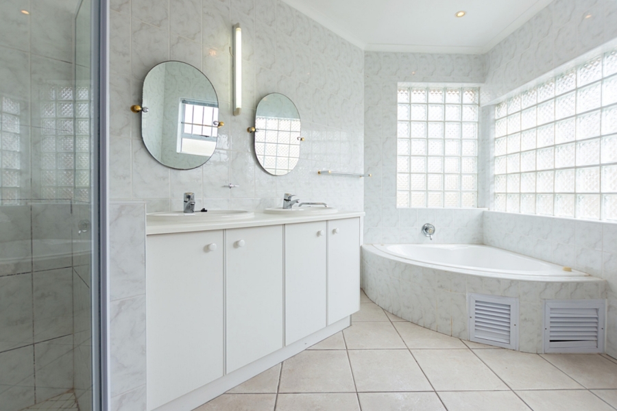 4 Bedroom Property for Sale in Middedorp Western Cape